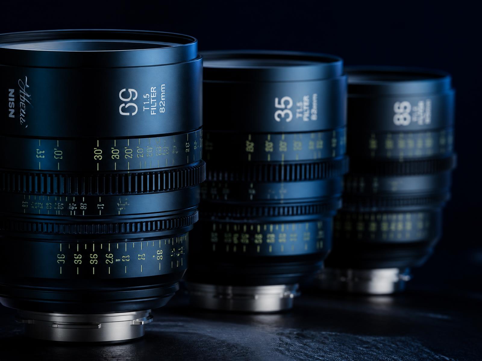 Set of cinema prime lenses with focus scales